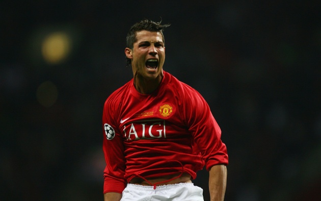 Chạy cánh phải Cristiano Ronaldo - Chỉ 5 mùa bóng tại Anh, tên tuổi của Ronaldo đã được đưa vào ngôi đền huyền thoại của Man United và là một trong những số 7 xuất sắc nhất lịch sử đội bóng. Áp lực quá lớn mà Ronaldo để lại khiến không một cầu thủ nào tỏa sáng khi khoác lên mình chiếc áo số 7 sau đó.