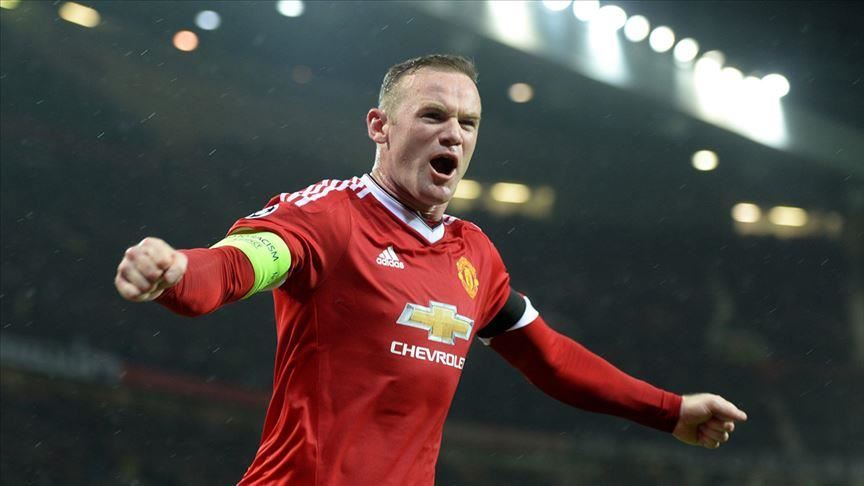 Tiền đạo Wayne Rooney - Rooney là một trong những cầu thủ tài năng bậc nhất lịch sử bóng đá Anh và luôn biết hy sinh bản thân vì CLB. Rooney đã ghi 253 bàn thắng cho Man United trên mọi đấu trường để trở thành tay săn bàn vĩ đại nhất lịch sử đội bóng, và 183 bàn thắng ở Premier League chỉ riêng cho Man United giúp anh lập kỷ lục có số bàn thắng được ghi nhiều nhất bởi một cầu thủ cho một CLB bất kỳ. Tổng cộng, Rooney cũng có 208 pha lập công ở Premier League, đứng thứ 2 trong danh sách những cầu thủ ghi bàn nhiều nhất lịch sử giải đấu, chỉ sau Alan Shearer.