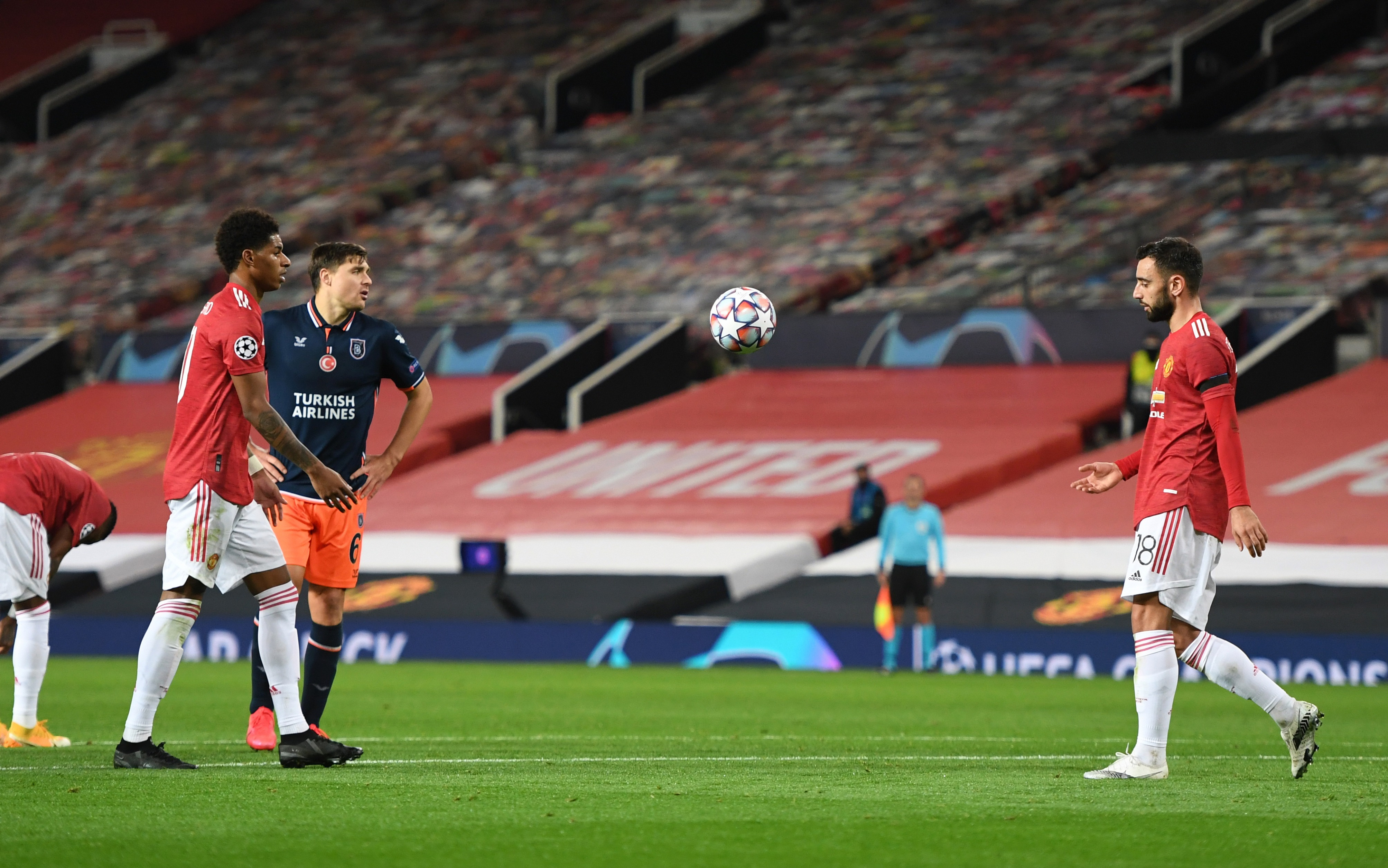 Không chỉ có tác động quá lớn đến lối chơi toàn đội, Fernandes còn để lại một cử chỉ rất cao đẹp.