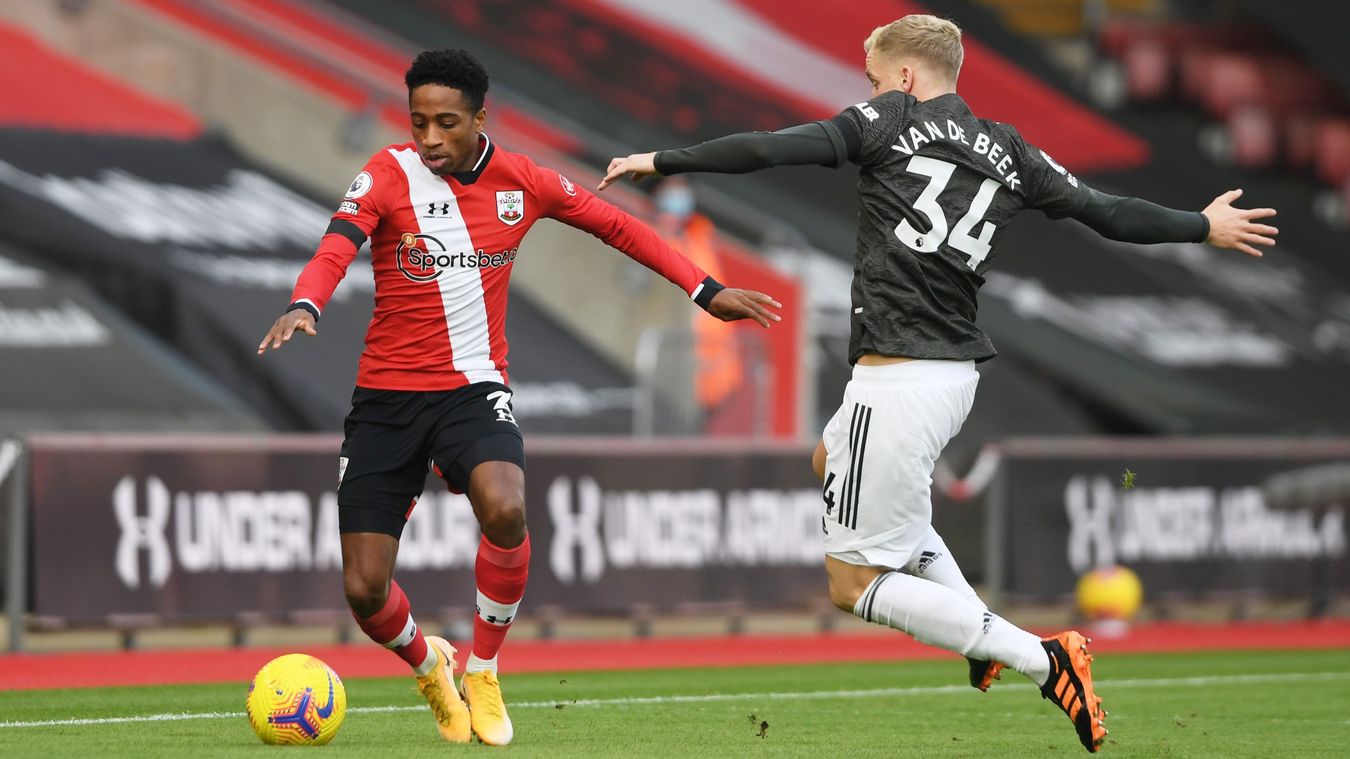 Trước Southampton, Van de Beek chơi bóng khá sáng sủa. Anh thường xuyên di chuyển và tung ra những đường chuyền rất thông minh.