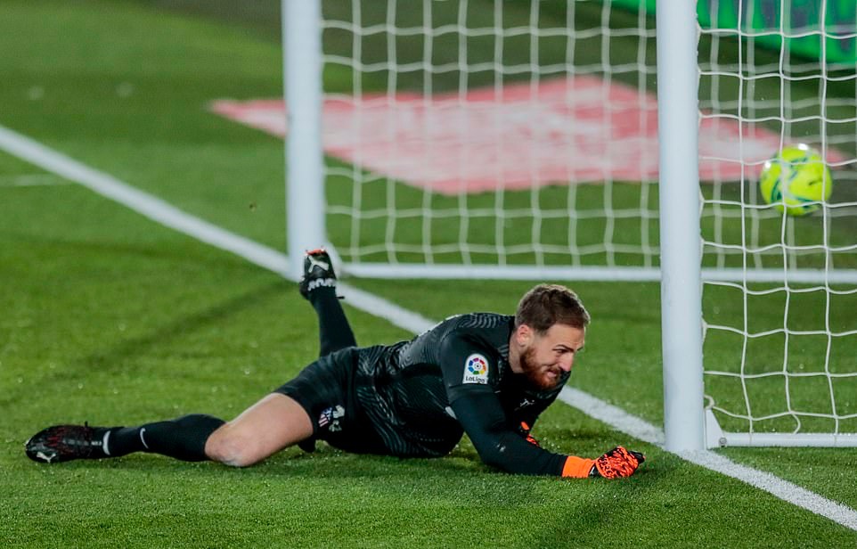 Theo đó, Dani Carvajal có tình huống đỡ ngực rồi sút xa hiểm hóc, đưa bóng chạm cột dọc trước khi bật vào lưng của Jan Oblak bay thẳng vào lưới.