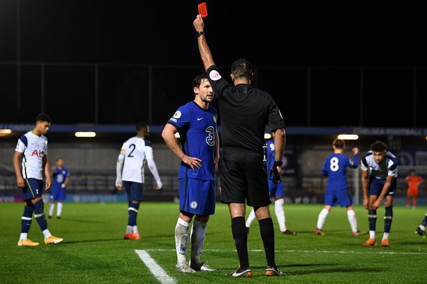 Hệ quả là một tấm thẻ đỏ được trọng tài rút ra dành tặng cho Drinkwater.