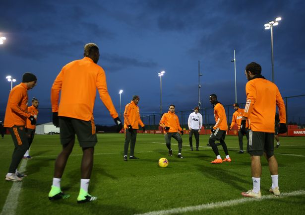Ở châu Âu hiện tại đã chuyển sang mùa Đông nên buổi tập của Man United vào chiều qua (giờ địa phương) đã diễn ra khi trời nhá nhem tối.
