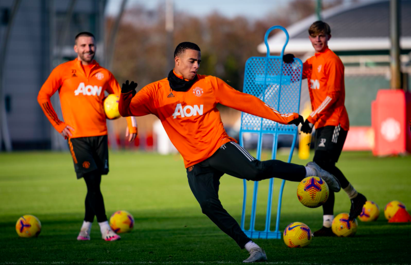Ngày hôm nay (16/12), Man United lại xua quân ra tập luyện. Lần này, HLV Ole Gunnar Solskjaer chủ yếu cho các tiền đạo tập dứt điểm.