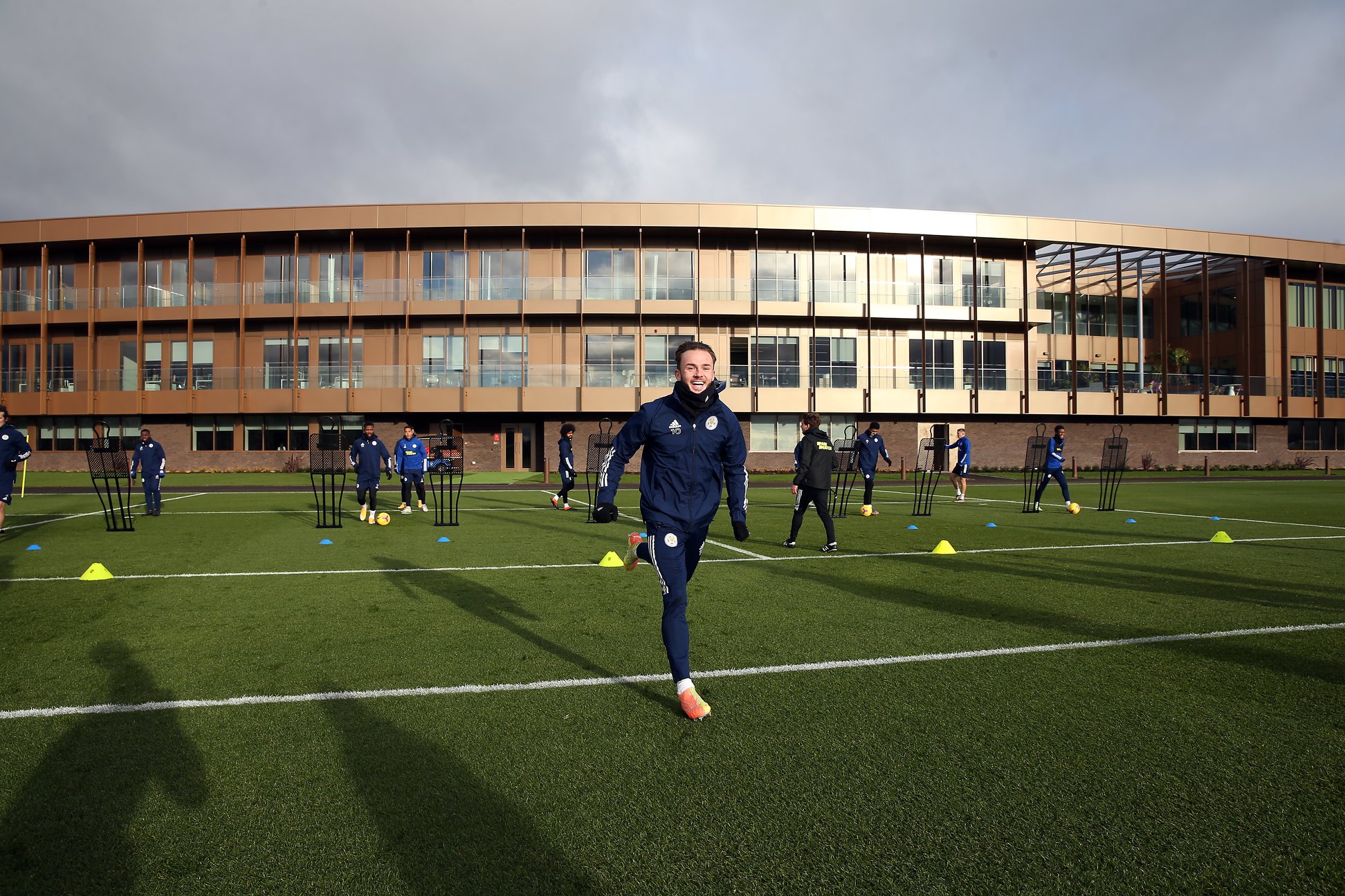 Theo báo chí Anh, sân tập mới của Leicester City được giới chủ Thái Lan đầu tư với tổng kinh phí lên đến 100 triệu bảng.