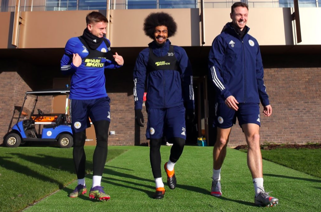 Theo đó, các cầu thủ Leicester City cũng xỏ giày ra sân tập luyện ngay ngày Giáng sinh.