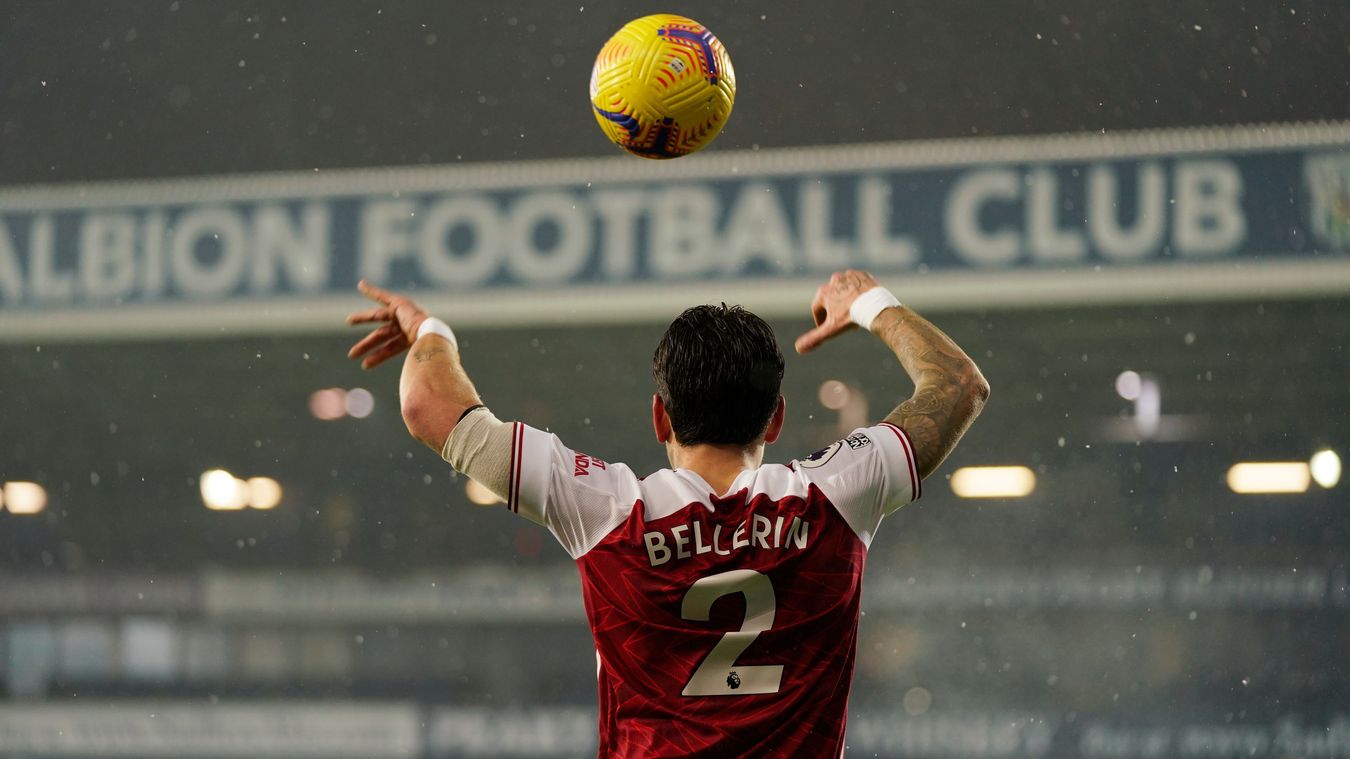 West Bromwich Albion 0-4 Arsenal: Khoảnh khắc Hector Bellerin thực hiện quả ném biên trong hiệp một được cánh phóng viên ghi lại.
