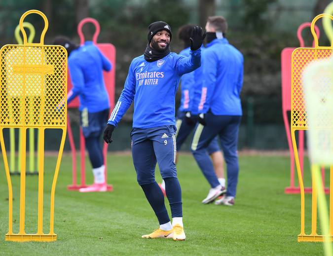 Điều đó có thể thấy trong buổi tập này của đội chủ sân Emirates. Các cầu thủ tỏ ra rất hào hứng, tích cực hoàn thành các bài huấn luyện, đồng thời tiếng cười cũng liên tục xuất hiện làm rộn ràng sân tập.