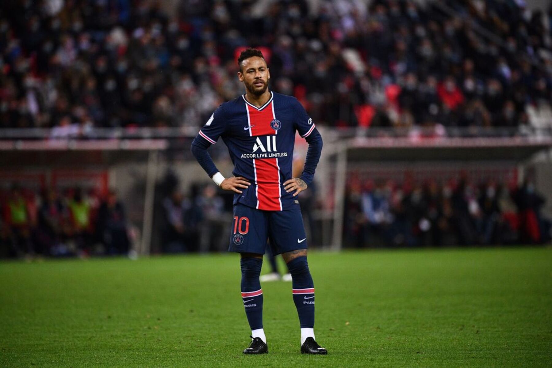 3. Neymar (PSG) - 254 triệu lượt theo dõi.