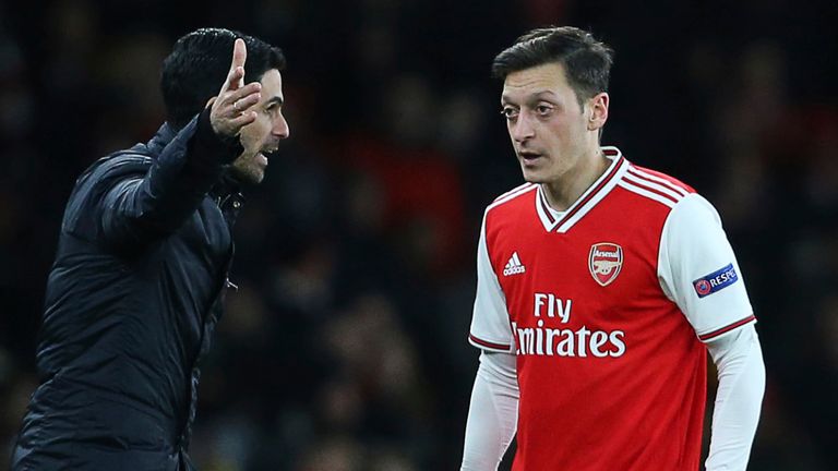 Mùa giải năm nay, mọi thứ trở nên khó khăn với Mesut Ozil. Tiền vệ người gốc Thổ Nhĩ Kỳ đã bị HLV Mikel Arteta thẳng tay loại khỏi đội hình Arsenal tham dự 2 đấu trường lớn là Premier League và Europa League.