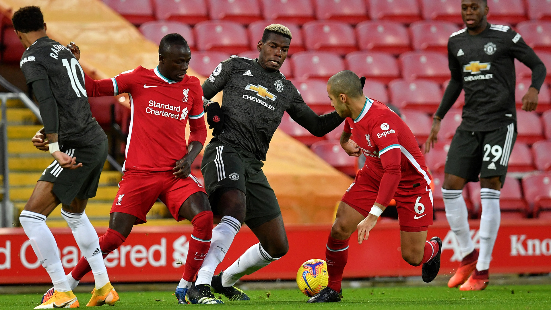 Với màn trình diễn đỉnh cao của Shaw, hàng thủ Man United đã hạn chế rất nhiều tình huống nguy hiểm của Liverpool, qua đó có thể giữ sạch lưới và duy trì ngôi đầu BXH Premier League.