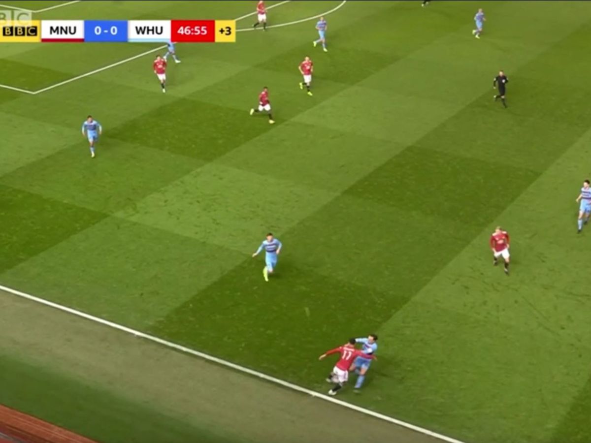 Rất nhanh chóng, Mark Noble ập vào ngăn cản. Nhưng Greenwood ngay lập tức xâu kim loại bỏ sự truy cản của đối thủ trong khoảng không gian hẹp.