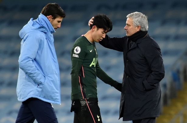 Mourinho đang gặp nhiều khó khăn.