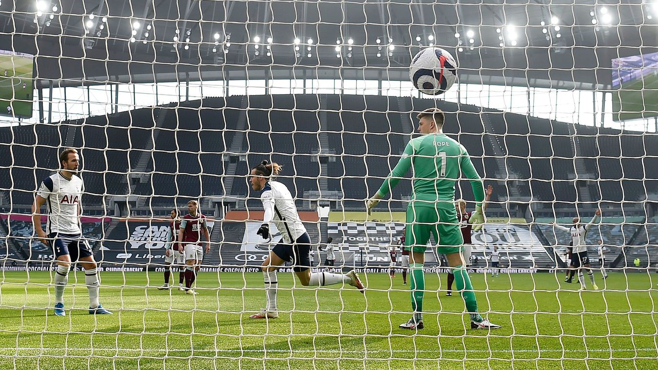 Tottenham Hotspur 4-0 Burnley: Gareth Bale ăn mừng khi bóng đi qua vạch vôi chỉ sau 68 giây. Chân sút người xứ Wales hồi sinh mạnh mẽ với một cú đúp.