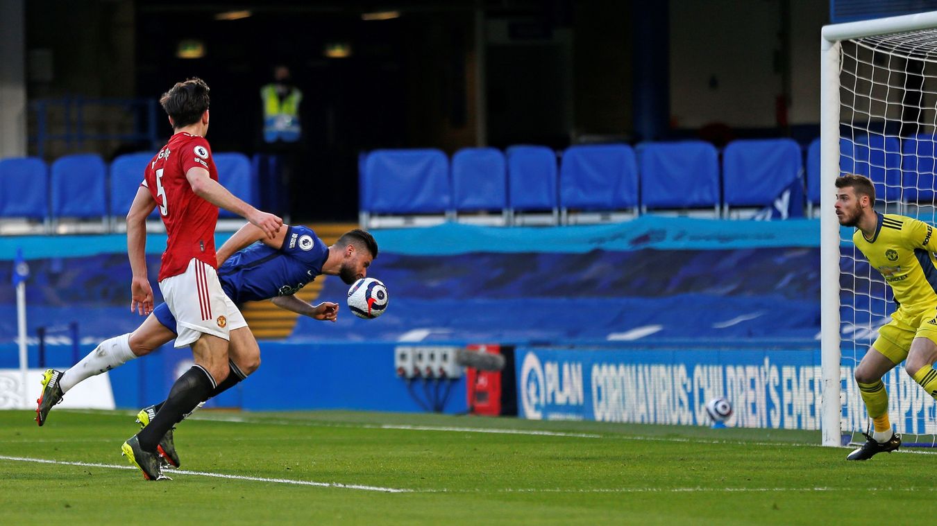 Chelsea 0-0 Manchester United: Olivier Giroud nỗ lực bay người để có thể chạm được vào bóng.