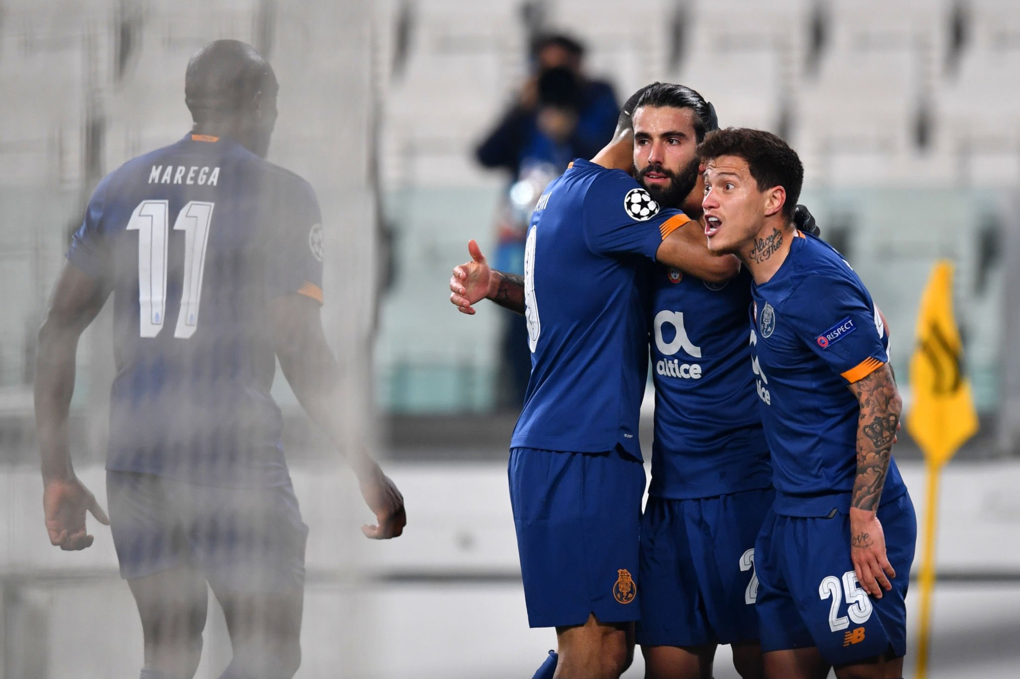 Hàng thủ Juventus dễ dàng bị Porto khai thác.