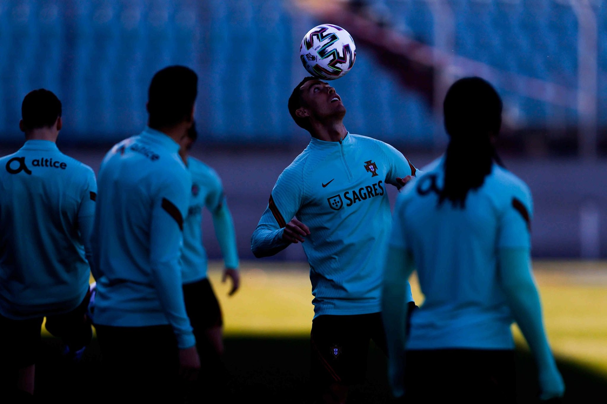 Cá nhân Ronaldo đã cảm thấy rất bực tức, thậm chí đã ném cả băng đội trưởng.