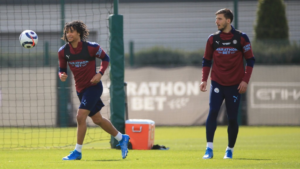 Trong khi đó, Man City đang băng băng về đích với tốc độ đáng sợ. Khoảng cách lên tới 14 điểm so với Man United đang trở nên rất an toàn.