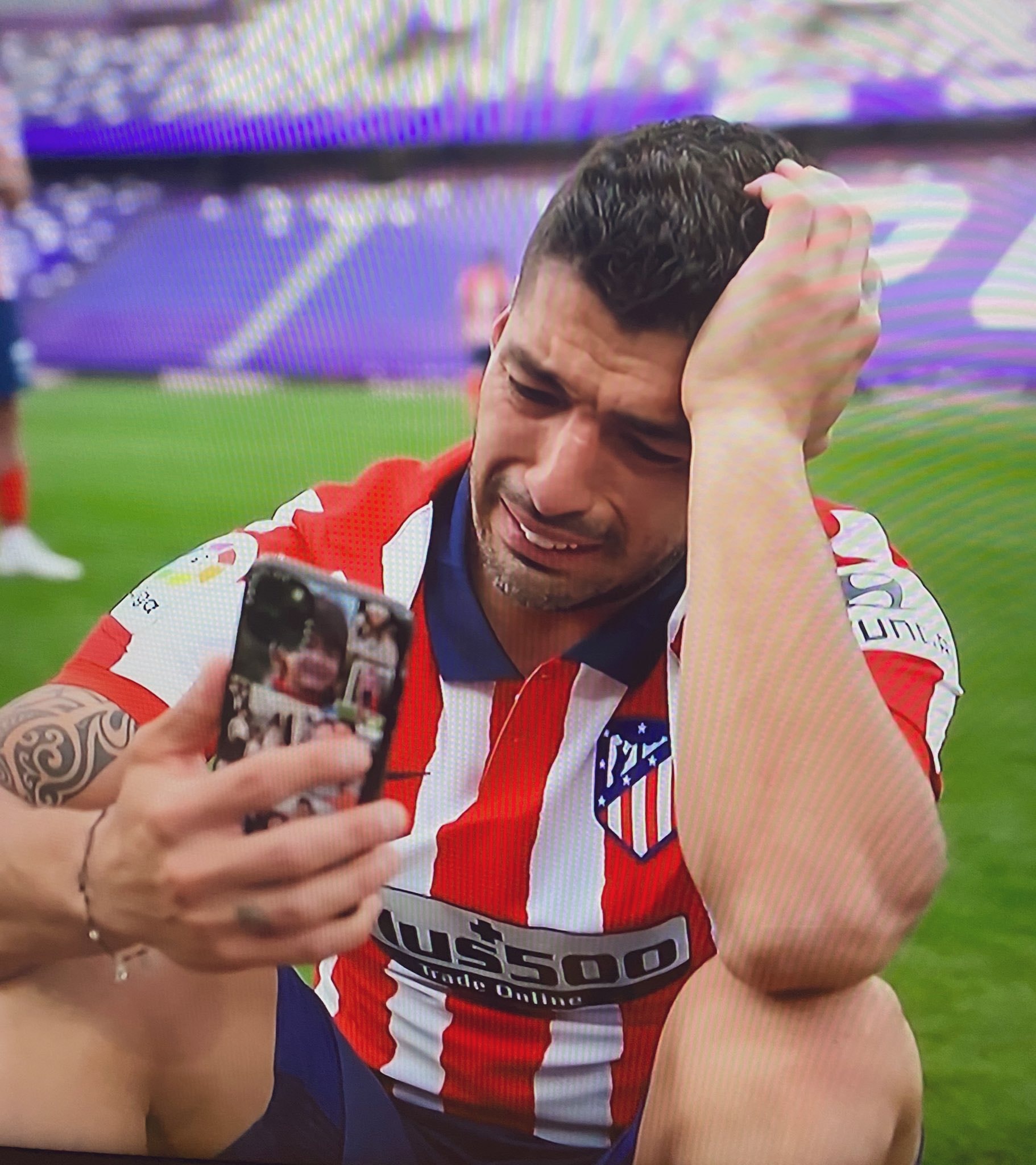 Ảnh bài viết Luis Suarez khiến nữ phóng viên xinh đẹp mủi lòng