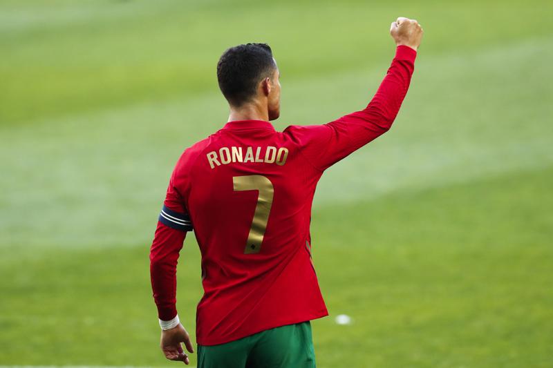 Chạy cánh phải Cristiano Ronaldo (Bồ Đào Nha): Ở kỳ EURO có thể là cuối cùng trong sự nghiệp, Ronaldo hứa hẹn sẽ chơi bùng nổ.