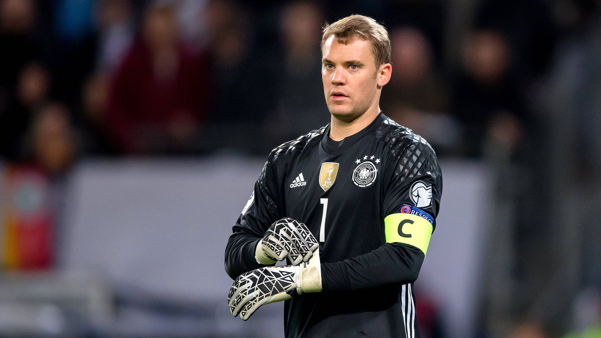 Thủ môn Manuel Neuer (Đức): Đã 35 tuổi nhưng thủ thành của Bayern Munich vẫn là một trong những người gác đền hay nhất thế giới.