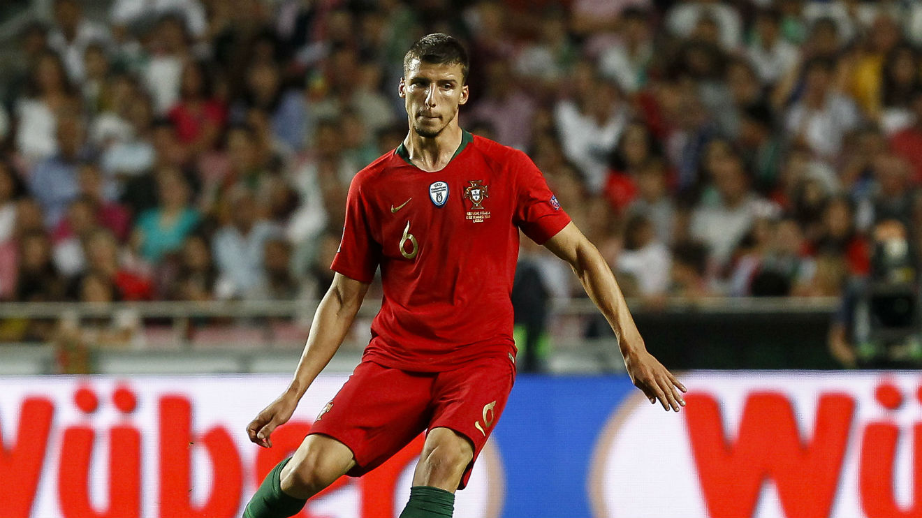 Trung vệ Ruben Dias (Bồ Đào Nha): Không phải ngẫu nhiên Dias được chọn là cầu thủ hay nhất Premier League mùa này. Với Dias, hàng thủ Bồ Đào Nha sẽ được bảo vệ tuyệt đối.