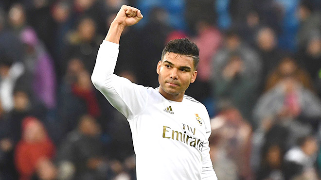 Tiền vệ phòng ngự: Casemiro. Ngôi sao người Brazil mang đến sự cân bằng hoàn hảo cho tuyến giữa Los Blancos. Nếu Modric và Toni Kroos mang đến cho Real nhiều phương án triển khai bóng, thì Casemiro âm thầm ở phía sau làm nhiệm vụ bọc lót và cản phá ý đồ tấn công từ đối thủ.