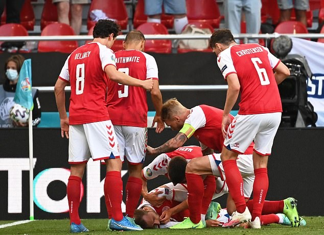 Một khung cảnh không ai muốn xảy ra đối với Eriksen. Anh nằm im bất động dù đã có sự can thiệp từ những đồng đội gần đó.