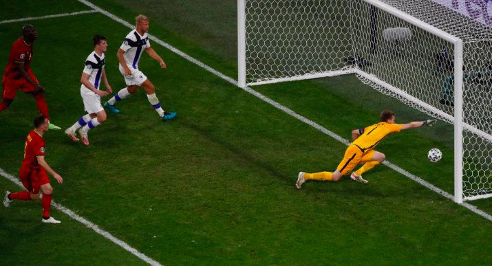 Pha phản lưới nhà mở ra bước ngoặt cho trận đấu.