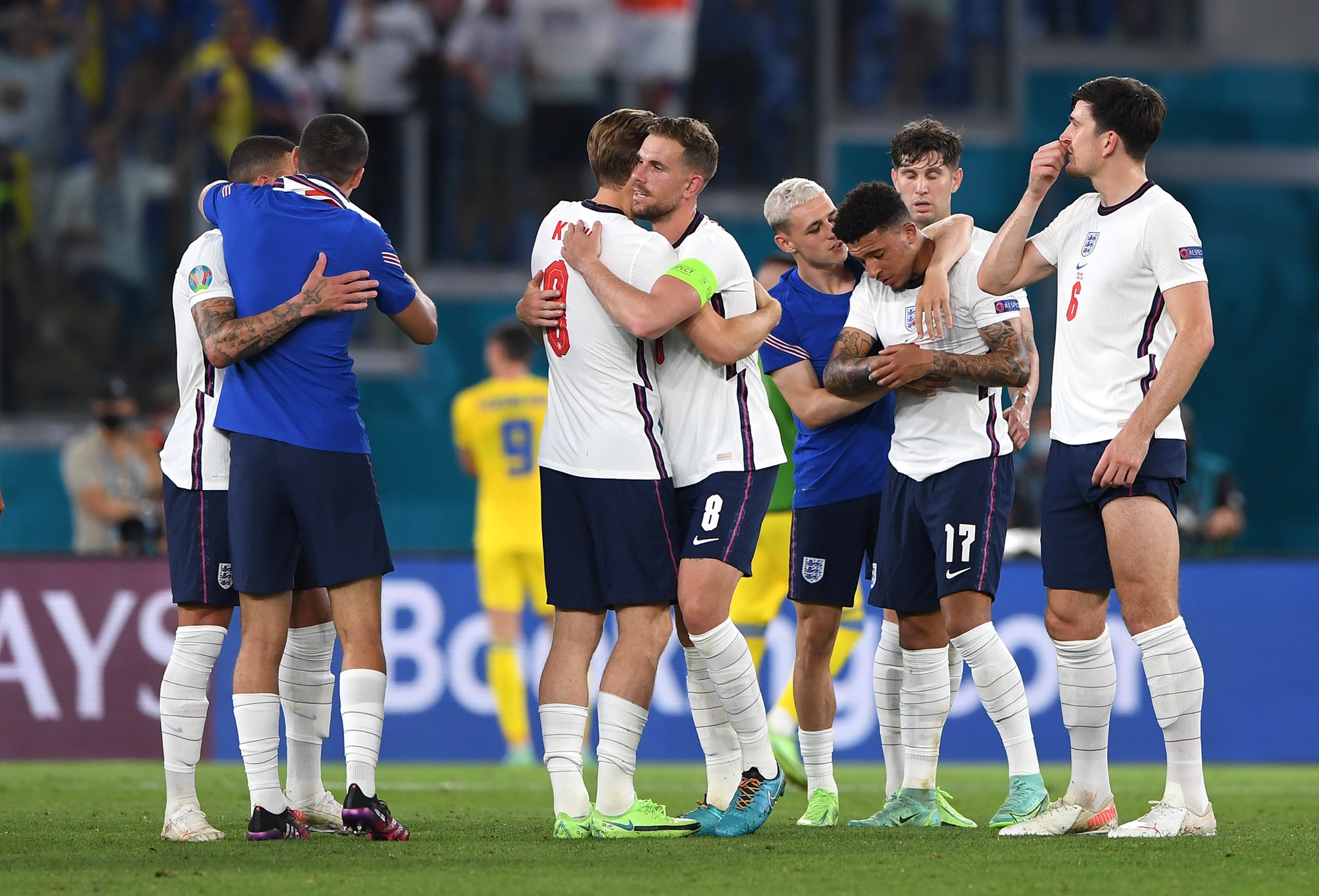Sau khi trận đấu kết thúc, đồng đội Phil Foden sớm chạy lại động viên Sancho.