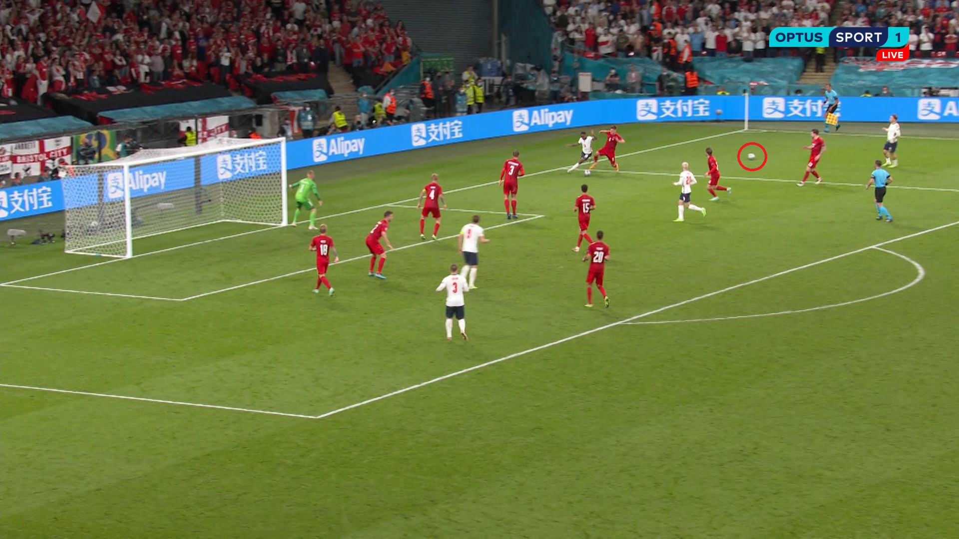 Chắc chắn pha bóng này sẽ còn được nhắc đi nhắc lại nhiều lần ở VCK EURO năm nay.