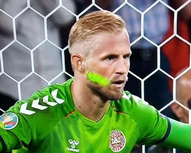 Trong lúc Kane thực hiện cú sút 11m, thủ môn Kasper Schmeichel bị CĐV trên sân Wembley chiếu tia laser với mục đích khiến anh phân tâm.