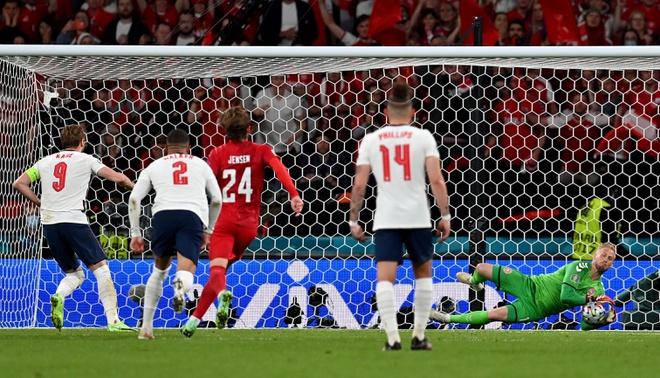 CĐV tuyển Anh có hành vi đáng lên án, nhưng không khuất phục được Schmeichel. Tiếc là Đan Mạch vẫn bị thủng lưới.