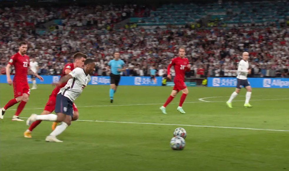 Cụ thể, khi Sterling rê bóng xâm nhập vòng cấm, có tới 2 quả bóng trên sân. Thông thường trọng tài sẽ cắt còi để xử lý sự cố này. Có thể một phần do tuyển Anh đang lên bóng nguy hiểm nên trọng tài Danny Makkelie không cho dừng trận đấu.