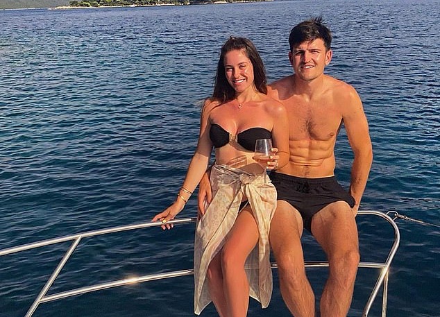Đáng chú ý, đội trưởng Man United để lộ hình ảnh 6 múi đáng kinh ngạc. Có thể thấy Maguire dù đi nghỉ mát vẫn giữ được vóc dáng ấn tượng.