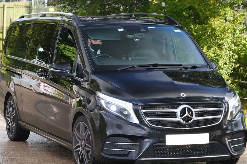 Hình ảnh đầu tiên của Varane xuất hiện tại đại bản doanh Man United.