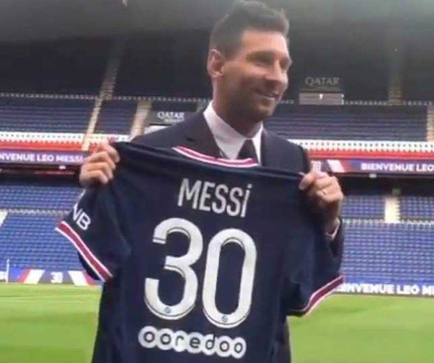 Vị trí tiền đạo phải sẽ là sự hiện diện của siêu tân binh Lionel Messi, người vừa có màn ra mắt chính thức đội chủ sân Công viên các hoàng tử.