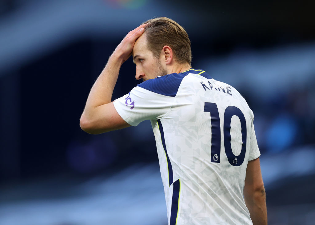 Về phía cá nhân Kane, rõ ràng anh muốn thi đấu dưới triều đại HLV Pep Guardiola để tìm kiếm cơ hội giành danh hiệu. Theo Sport Mail, thủ quân Tam sư cho rằng chủ tịch Daniel Levy đã thất hứa khi không để anh tự do lựa chọn bến đỗ trong kỳ chuyển nhượng hè này.