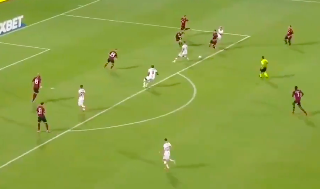 Xuất phát từ một pha tấn công bên cánh phải, bóng được luân chuyển vào trong thuận lợi tới vị trí của Abraham.