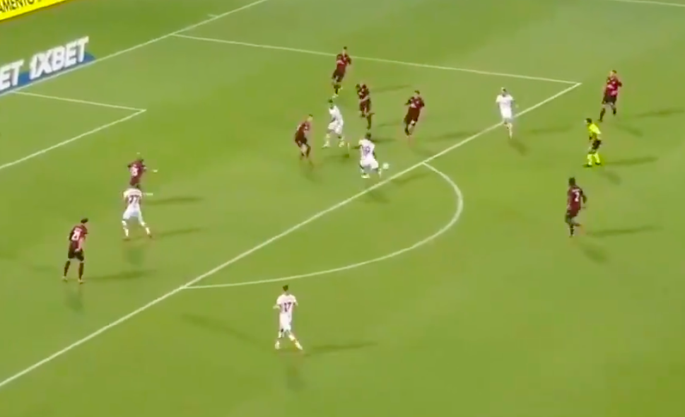 Không cần chỉnh bóng, tiền đạo người Anh lập tức tung cú sút xa uy lực ghi bàn cho AS Roma.