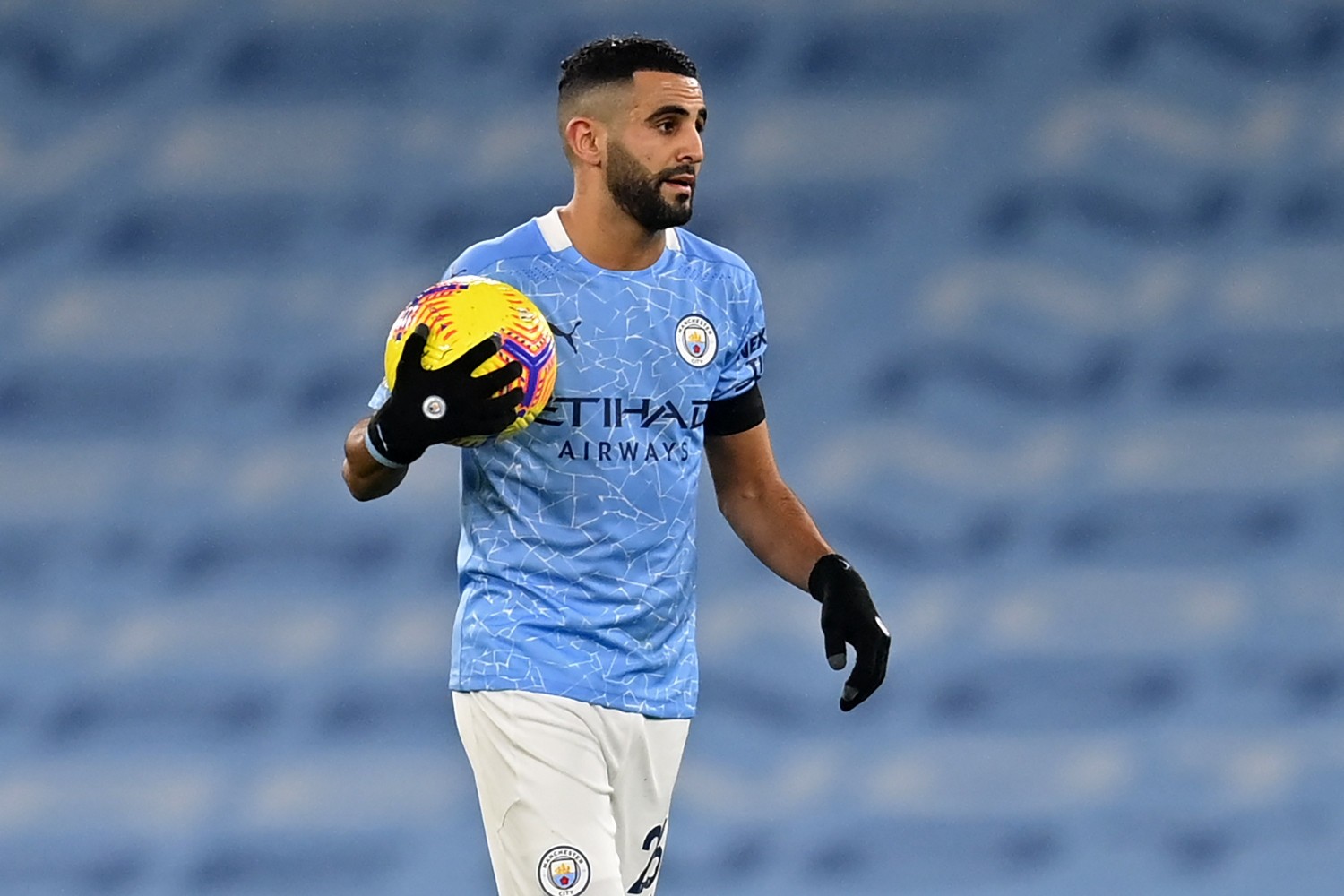 Riyad Mahrez cập bến Etihad với giá 61 triệu bảng. Anh luôn là cái tên tấn công xuất sắc trong tay HLV Pep Guardiola.