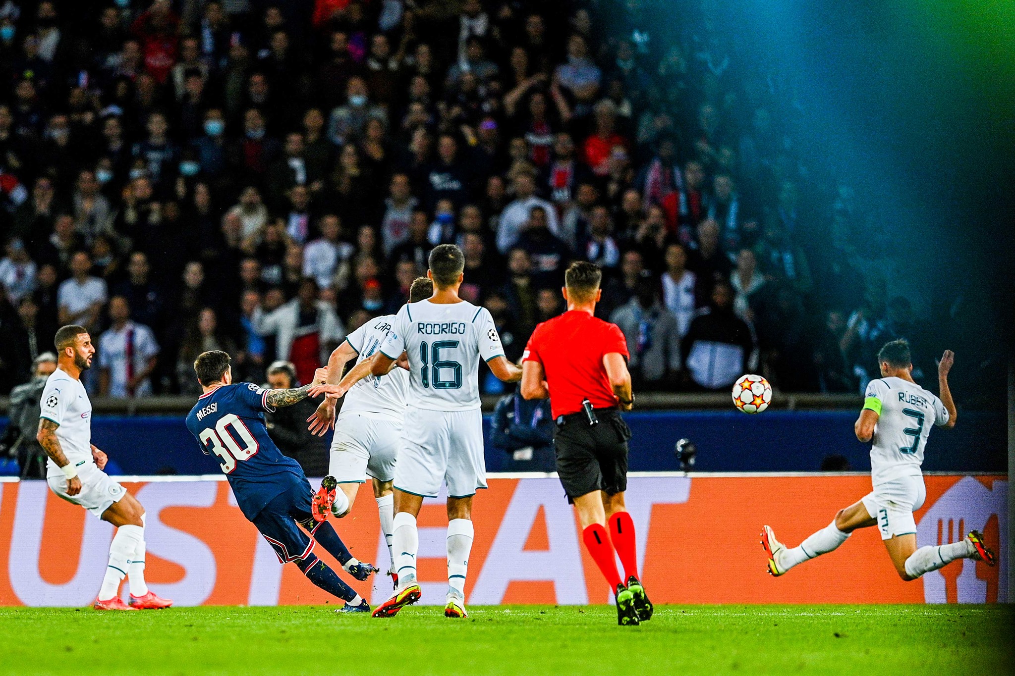 4. Messi cũng là cơn ác mộng thực sự của HLV Pep Guardiola. El Pulga sút tung lưới đội bóng do Pep Guardiola dẫn dắt ở Champions League 7 lần (2 vs Bayern Munich và 5 vs Man City). Không cầu thủ nào đạt thành tích tốt hơn.