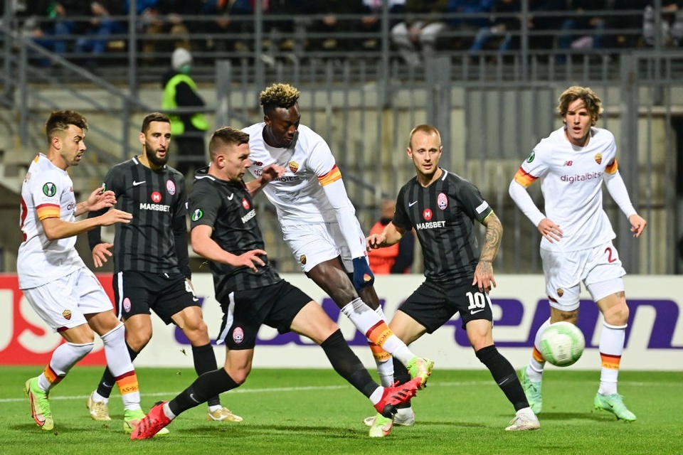 Đúng hai phút sau, tới lượt cựu sao Chelsea Tammy Abraham sút tung lưới đội chủ nhà.