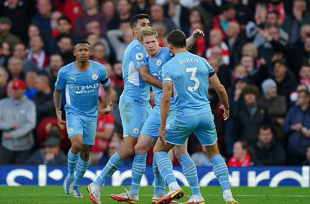 3. Man City - 21 tỷ bảng: Sheikh Mansour từng bước biến Man City thành thế lực của bóng đá Anh. Hiện tại, ông giữ ghế Bộ trưởng các vấn đề lãnh đạo UAE, và là Chủ tịch Công ty Đầu tư Dầu mỏ quốc tế của Abu Dhabi.