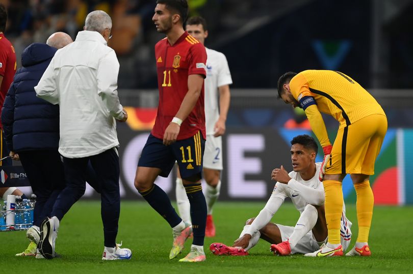 Varane dính chấn thương.
