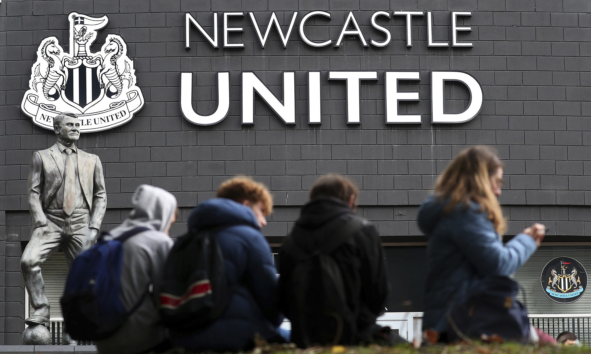 Newcastle United đổi chủ nhưng chưa thể sớm đổi vận. Họ về đích thứ 17 chung cuộc.