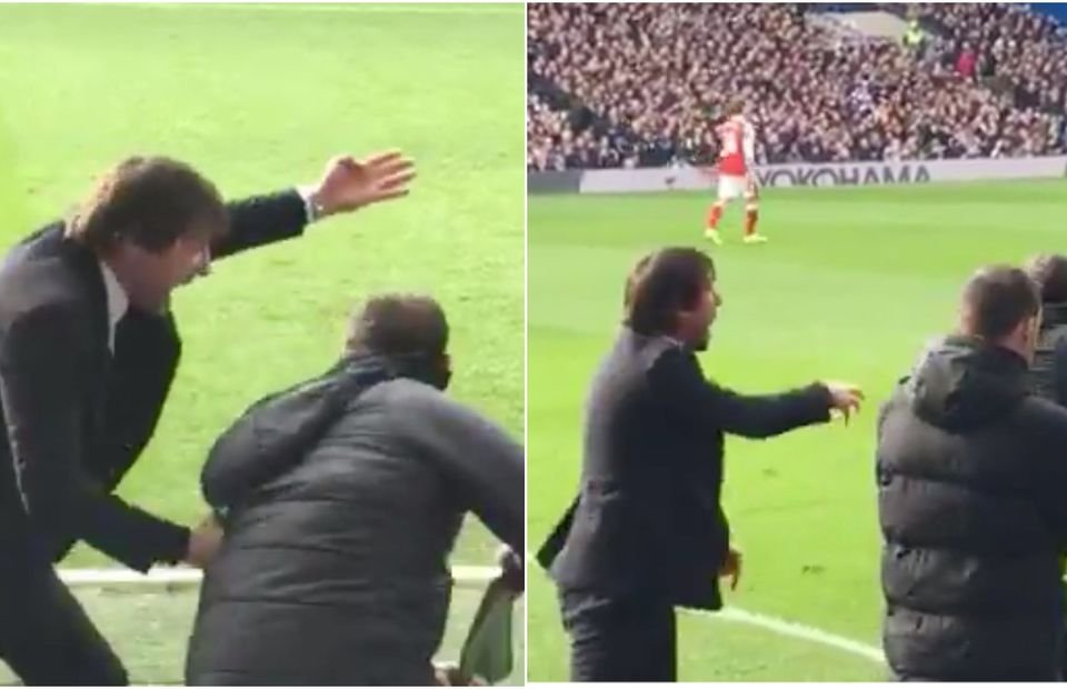 Hình ảnh do tờ Metro chia sẻ cho thấy, Conte từng tỏ ra tức giận với trợ lý Angelo Alessio trong trận Chelsea gặp Arsenal ở Premier League vào tháng 2/2017.