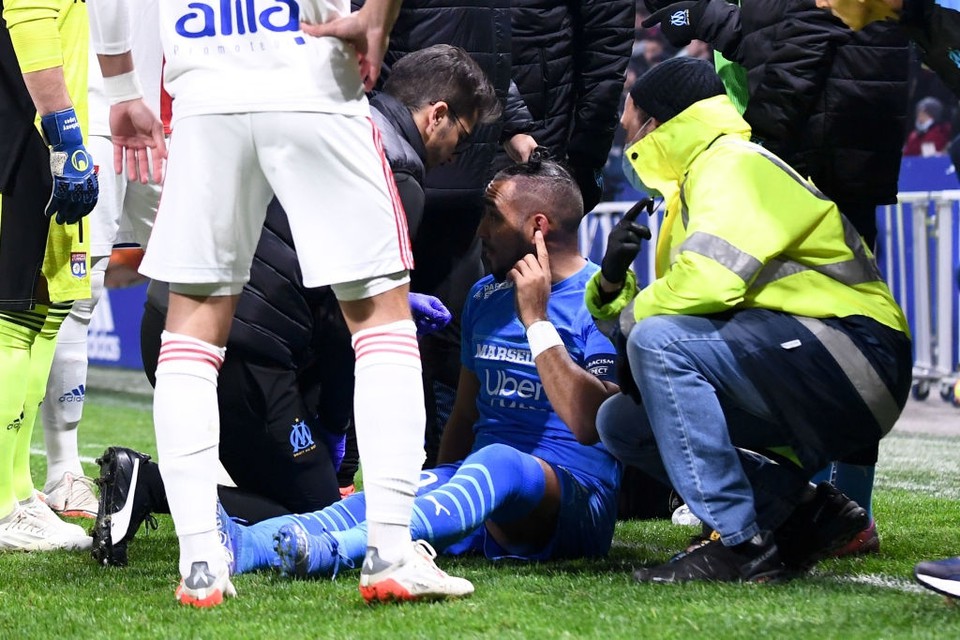 Payet chỉ vào vị trí bị ném chai. Cựu sao West Ham được các nhân viên y tế chăm sóc, sau đó đi vào đường hầm.