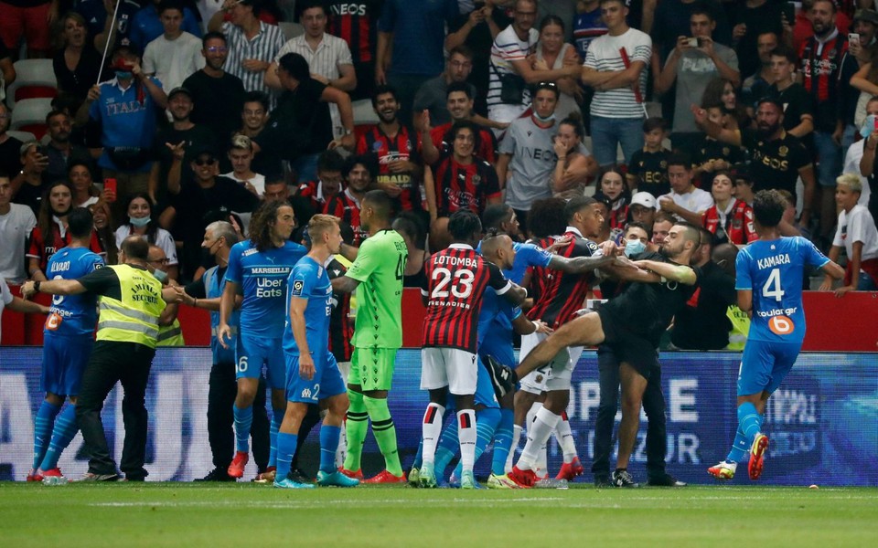 3 trên 7 trận sân khách mùa này của Marseille ở Ligue 1 gặp sự cố đáng tiếc. Trận làm khách trên sân Nice trước đó, CĐV ném chai nước vào Payet, nhưng cựu tuyển thủ Pháp ném lại. Xung đột nổ ra và CĐV tràn xuống sân hành hung cầu thủ Marseille.