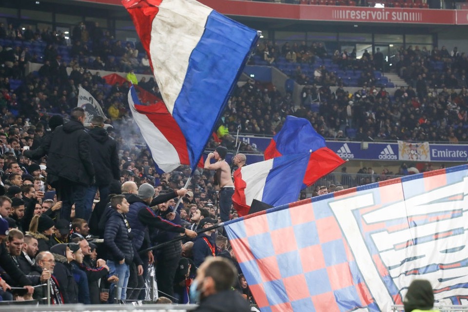 Những CĐV quá khích đã phá hỏng trận đấu đáng được chờ đợi tại Ligue 1 vòng này. "Trọng tài nhận định trận đấu không đủ an toàn để tiếp tục", Chủ tịch Jean-Michel Aulas của Lyon cho biết.